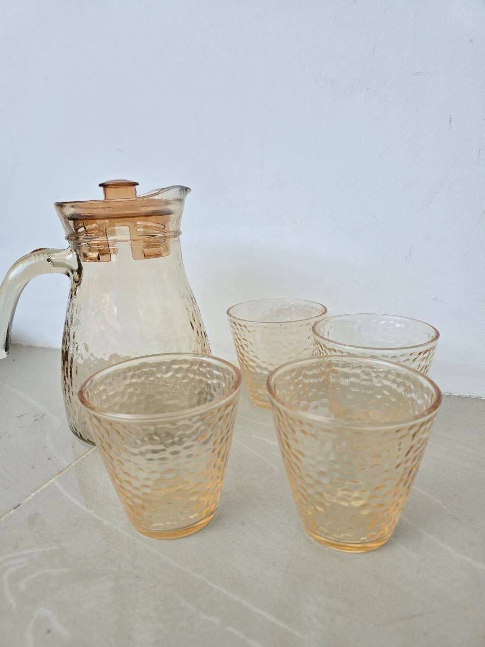 Jarra de vidrio + 4 vasos